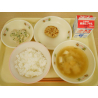 10月2日　ごはん　じゃがいもと厚揚げの味噌汁　炒り豆腐包み焼き　ツナマヨサラダ　牛乳
