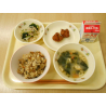 10月21日　五目ひじきごはん　小松菜の味噌汁　鶏のから揚げ　もやしのサラダ　牛乳