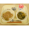 7月18日　豚ひき肉と玉ねぎのピリ辛丼　小松菜と厚揚げの味噌汁　ごまなしミニフィッシュ　牛乳