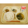 7月24日　ごはん　じゃがいもとわかめの味噌汁　さばの味噌煮　三色野菜のおかか和え　牛乳