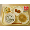 8月19日　わかめごはん　ふわふわつみれ汁　鶏のから揚げ　ごまドレサラダ　牛乳