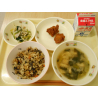 10月20日　五目ひじきごはん　小松菜の味噌汁　鶏のから揚げ　もやしのサラダ　牛乳