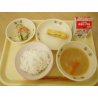 7月23日　ごはん　キャベツと人参の味噌汁　チーズ入千草焼　ささみのごまドレサラダ　牛乳