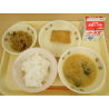 8月24日　ごはん　玉葱とほうれん草の味噌汁　きのこ信田　五目きんぴら　牛乳