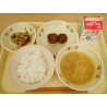 9月28日　ごはん　じゃがいもと油揚げの味噌汁　照り焼き肉団子　小松菜サラダ　牛乳