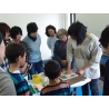 13日は摺りの作業。武田さんがお手本を見せます。