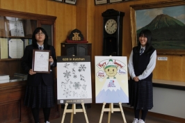 デザインを担当した倶知安高校美術部の　菊地さん（左）と渋谷さん（右）