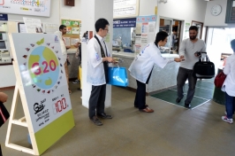 100日前のJR倶知安駅では倶知安高校生デザインのフライヤー等を配布しました